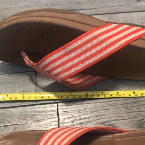 Fitflop unisex in a orange and cream striped color with a heel & wobble board - Picture 12 of 12